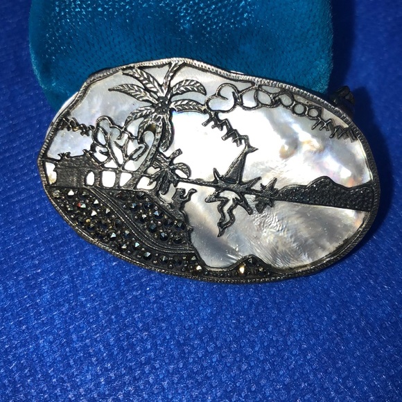 Vintage Mother of Pearl Brooch - Picture 6 of 10